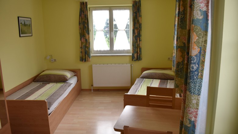 Zimmer mit zwei Einzelbetten in der Marchfelder Pension, Orth/Donau