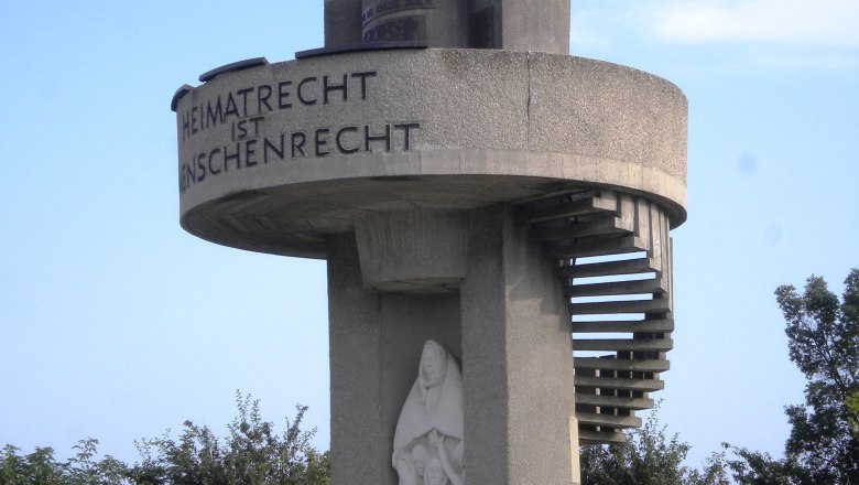 South Moravian Monument in Unterretzbach with the inscription 'Heimatrecht ist Menschenrecht'.