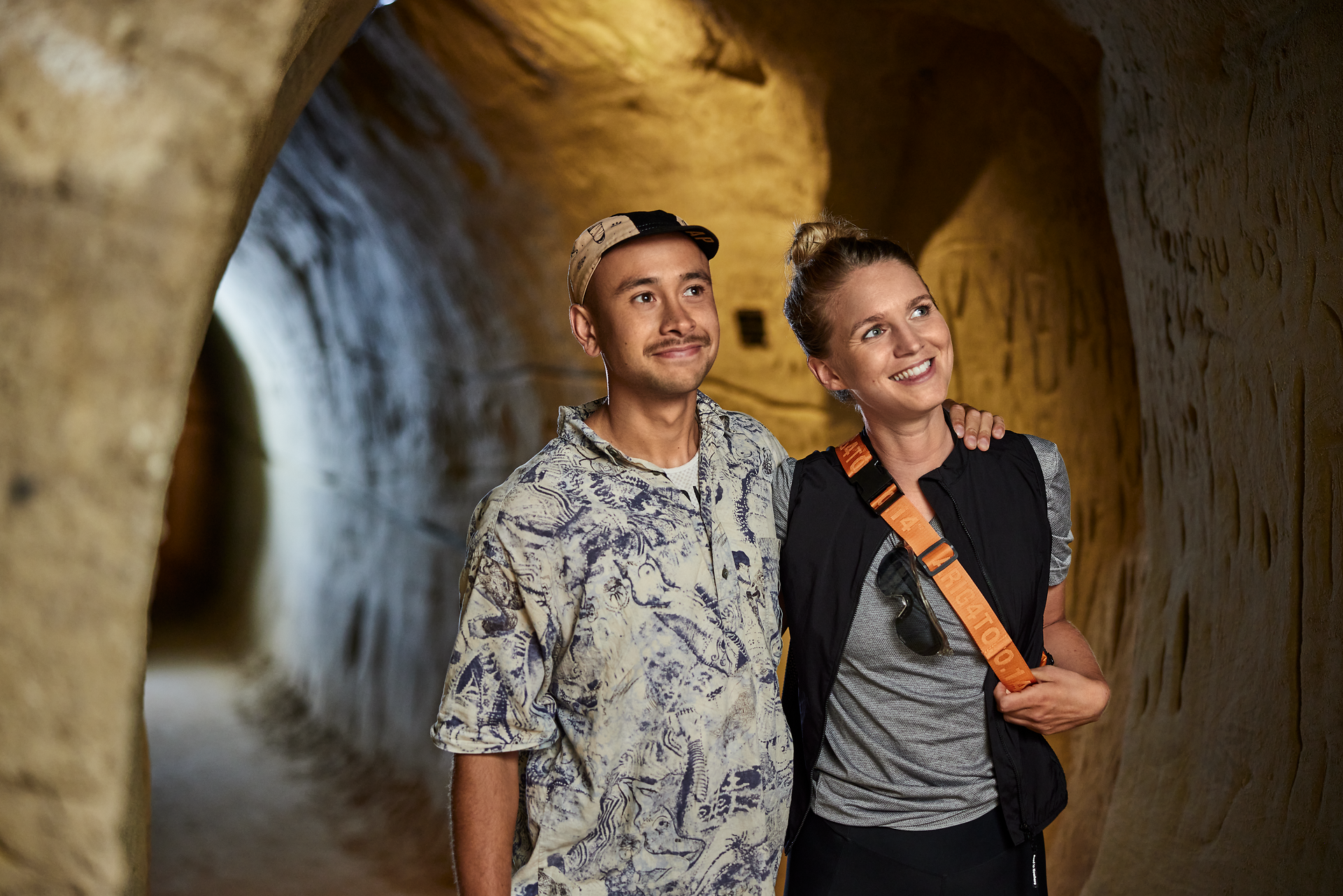 In den geheimnisvollen Gängen des Retzer Erlebniskellers spüren Besucher die Faszination der Weintradition. Die warmen, erdigen Töne der Wände und das sanfte Licht schaffen eine einladende Atmosphäre, die zum Verweilen einlädt. Hier wird die Verbindung zwischen Natur und Genuss lebendig.