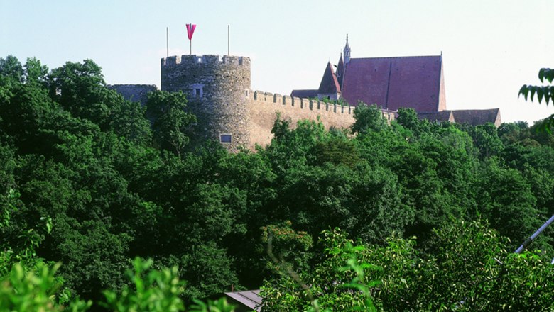Imposante Stadtmauer mit Kanzlerturm, © M.Jarmer
