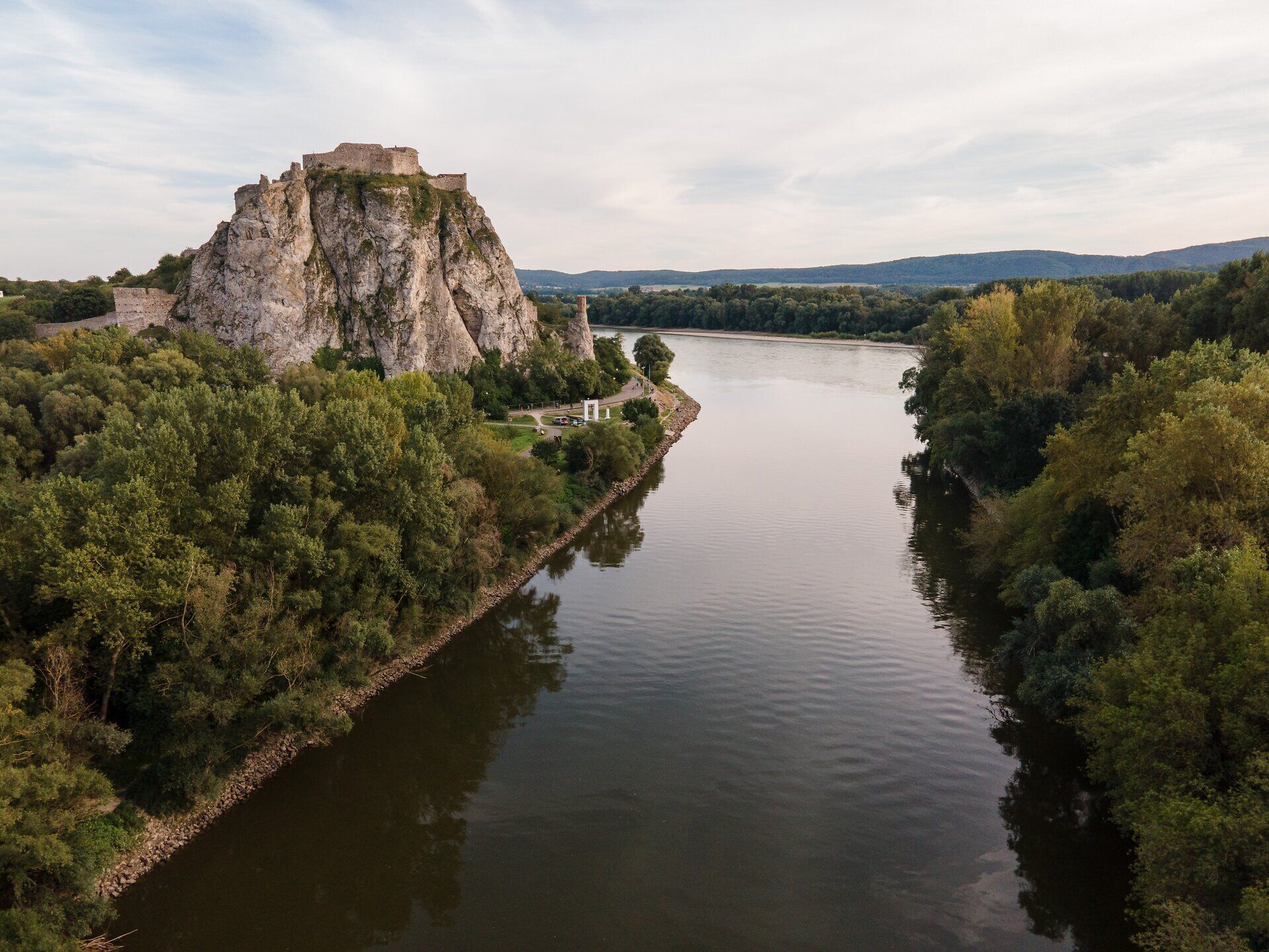 Die majestätische Burg Devin thront stolz über dem ruhigen Fluss, umgeben von üppigem Grün und malerischen Ausblicken. Hier verschmelzen Geschichte und Natur zu einem unvergesslichen Erlebnis, das die Seele berührt und zum Verweilen einlädt.