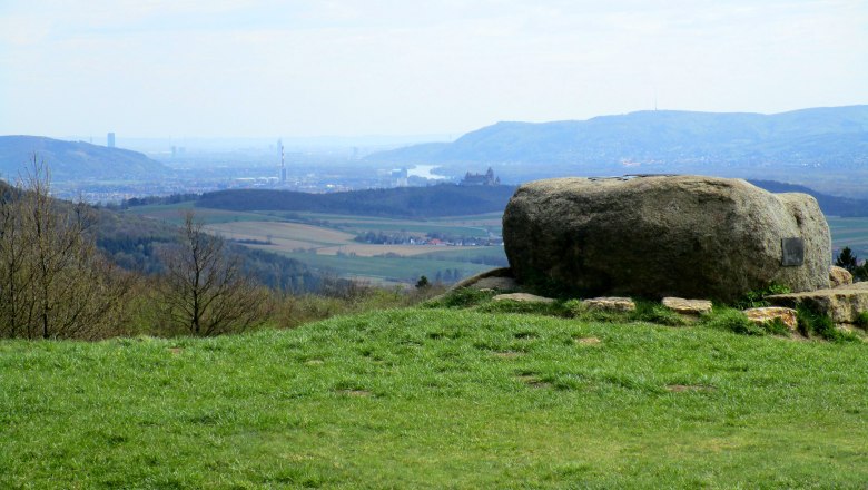Aussicht vom Michelberg mit großem Stein im Vordergrund und Landschaft im Hintergrund.