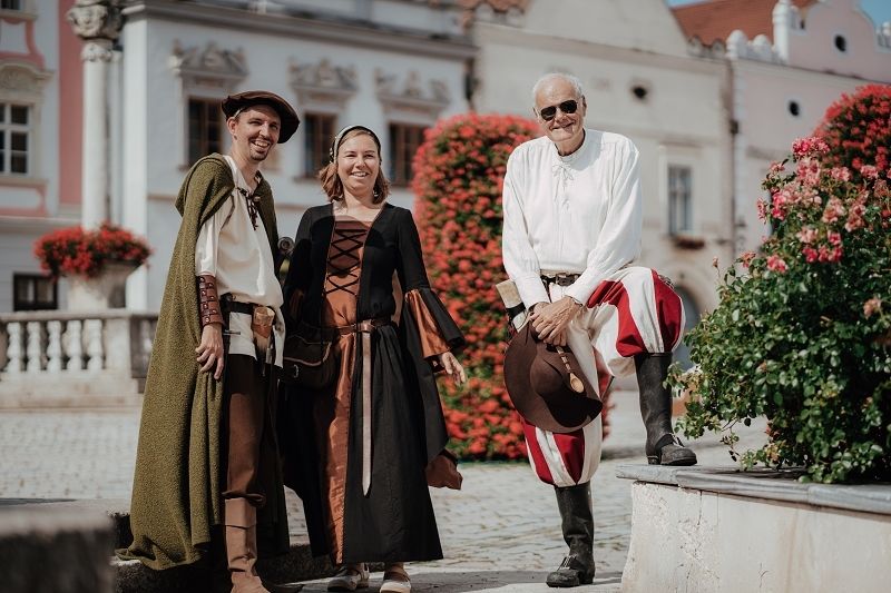 Stadtführerin Ivana Kulhankova mit 2 Stadtführern am Hauptplatz von Eggenburg