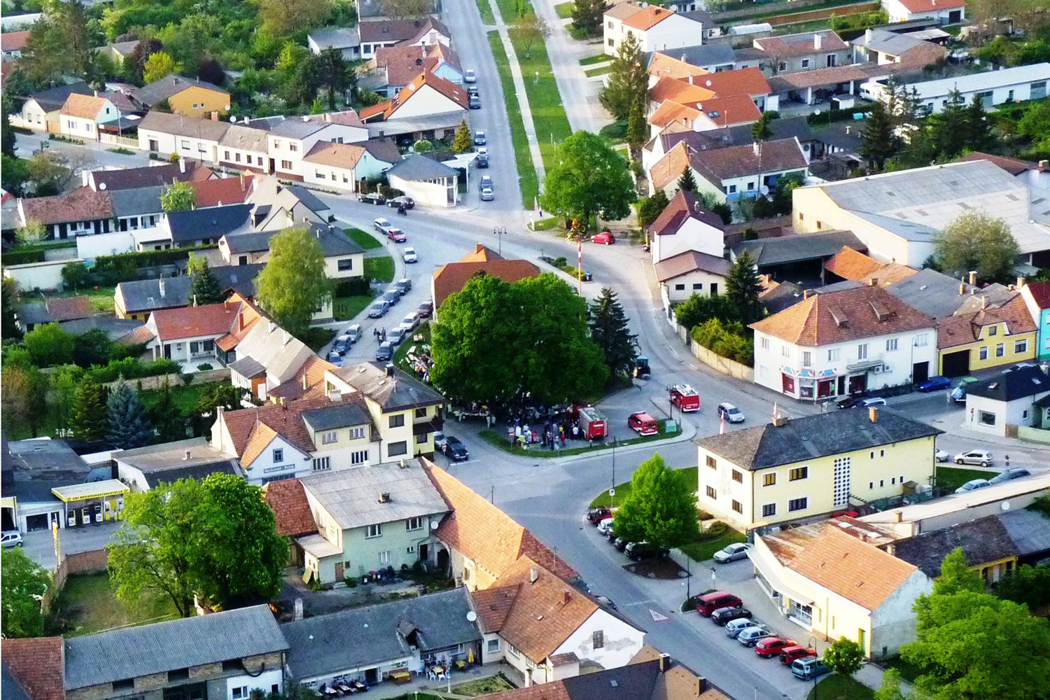 Luftbild einer kleinen Stadt mit Häusern, Straßen und Bäumen.