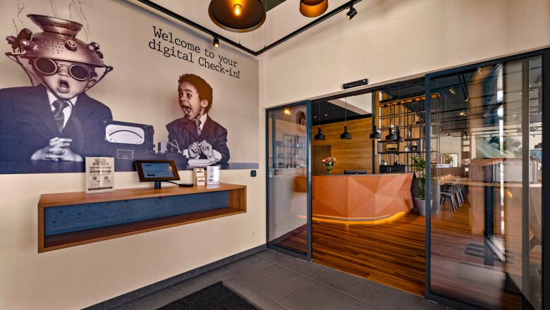 Zündwerk Motel, © propertyphotos.at Eingangsbereich eines modernen Motels mit digitalem Check-in und stilvollem Empfangsbereich.