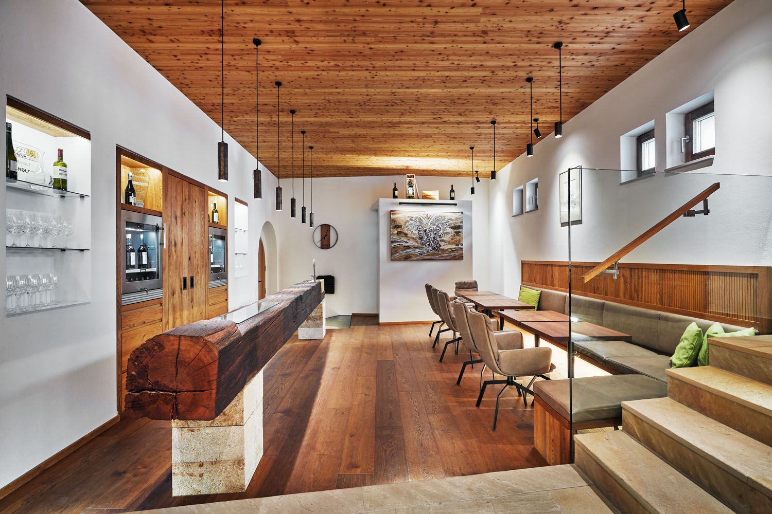 Moderne Weinlounge mit Holzelementen und Sitzbereich.