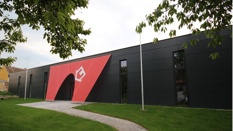 Außenansicht des Nonseums mit modernem Design und rotem Eingang.