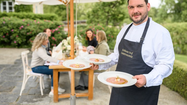 Küchenchef serviert Speisen