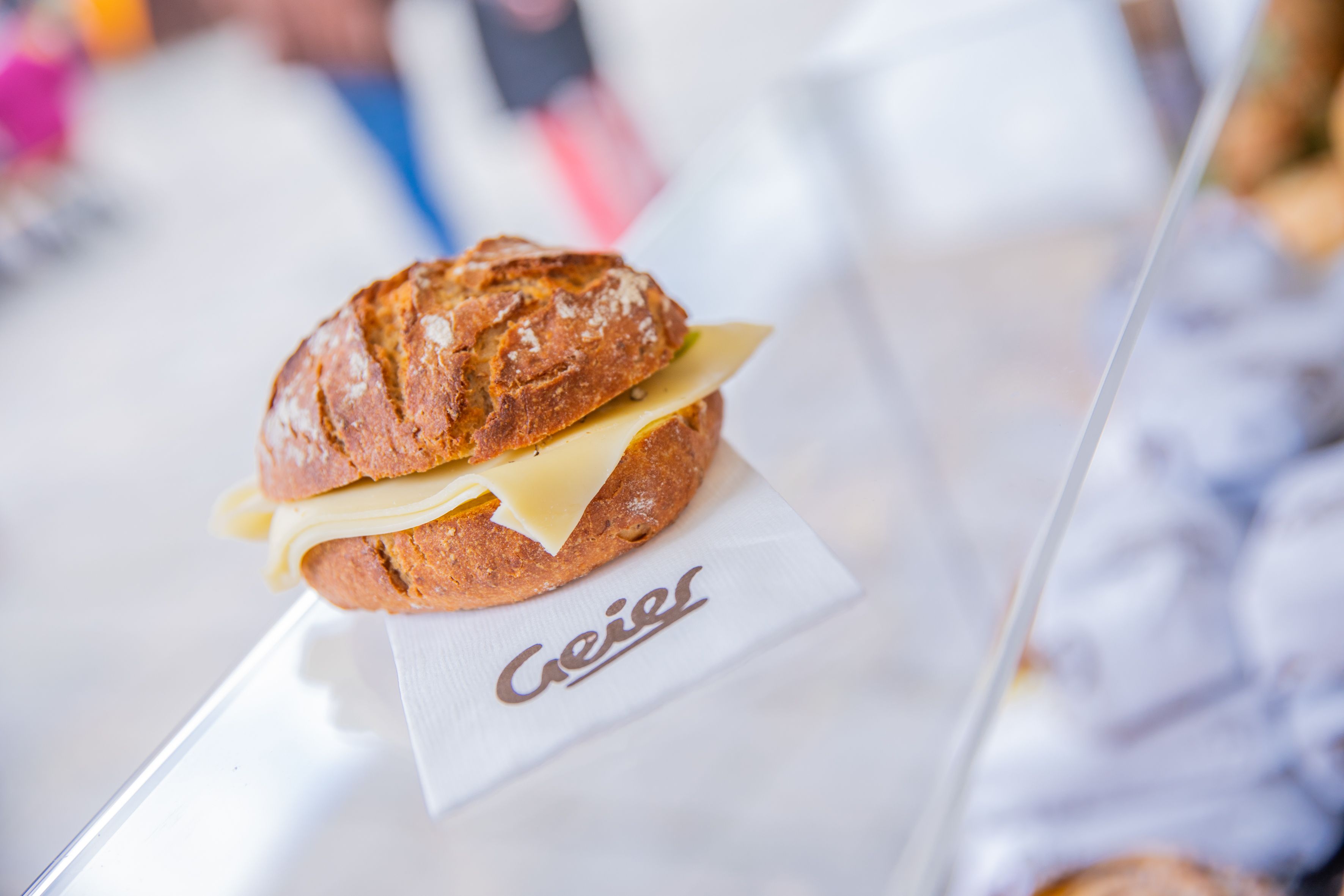 Ein gefülltes Weckerl liegt auf einer Serviette.