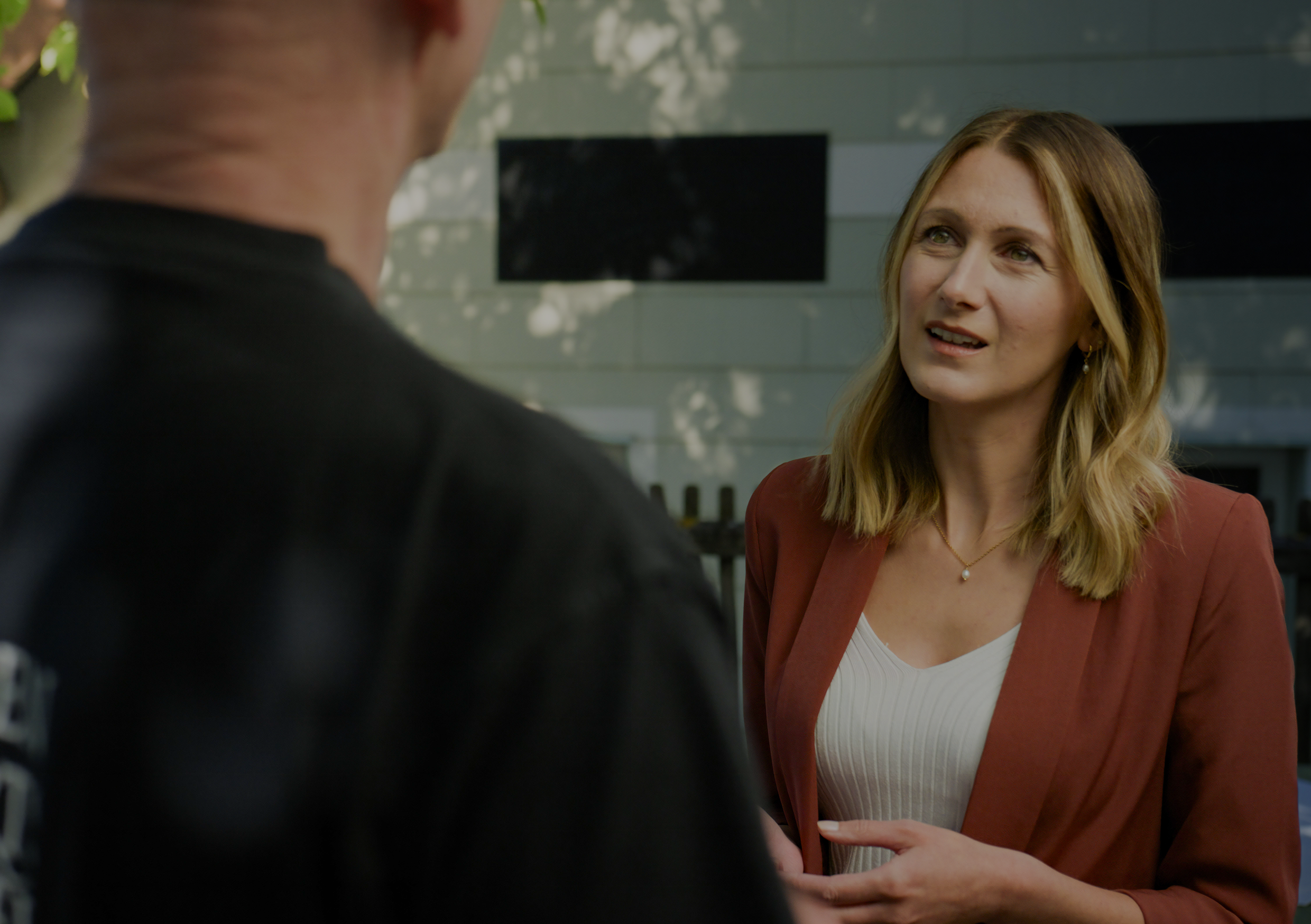 Eine Frau berät eine weitere Person im Gespräch.