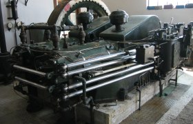 Alter Industriemotor in einem Museum ausgestellt.