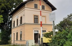 Altes Bahnhofsgebäude mit Museumsschild und Signal in Unter-Retzbach.