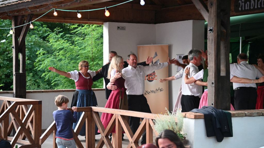 Musik und Tanz sorgen für beste Unterhaltung