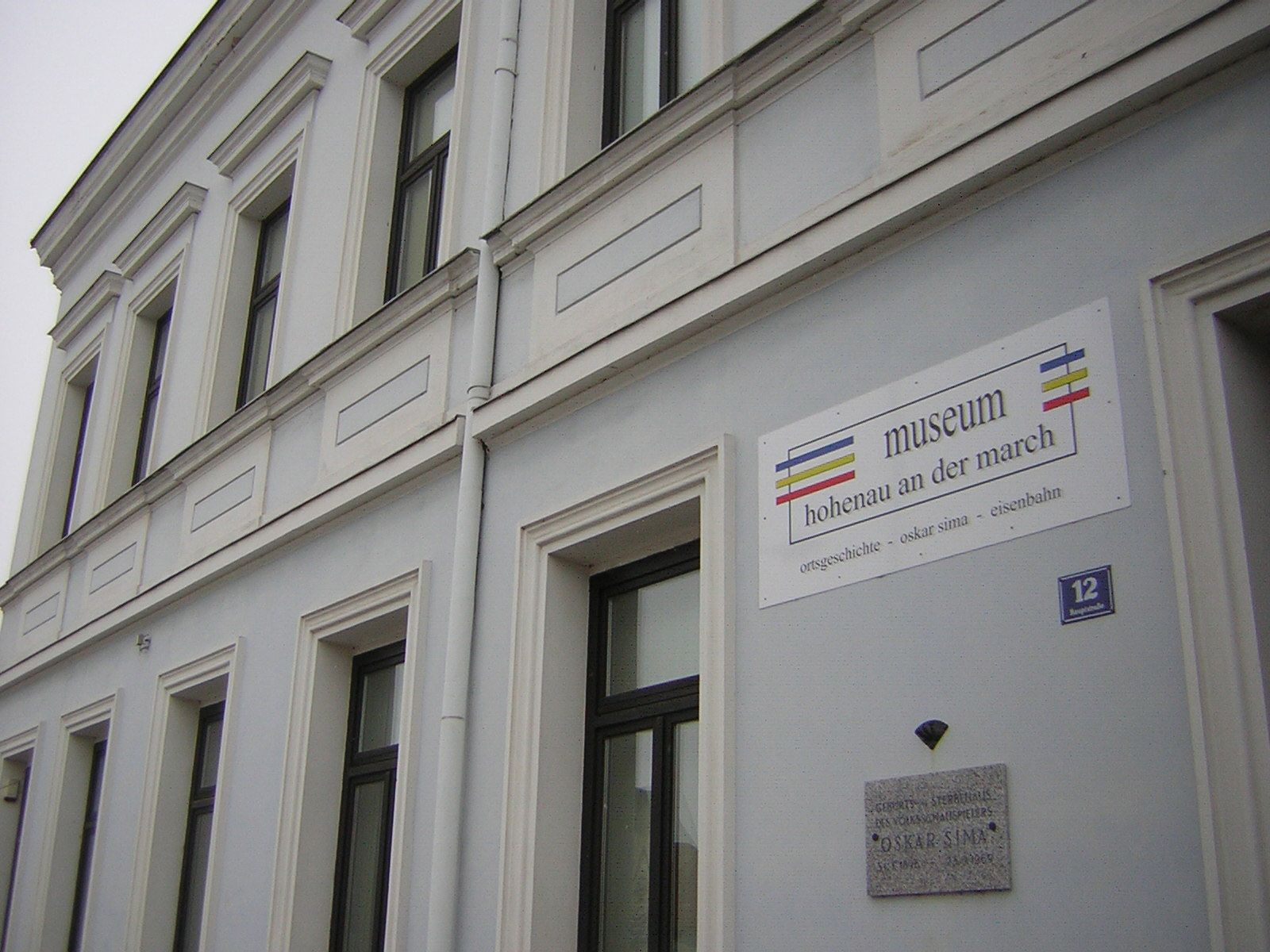 Façade of the Hohenau an der March Museum with sign and memorial plaque.