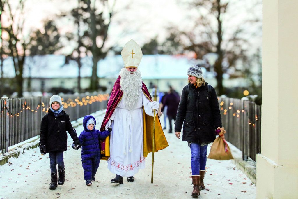 Einzug Nikolaus beim Adventmarkt in Wilfersdorf