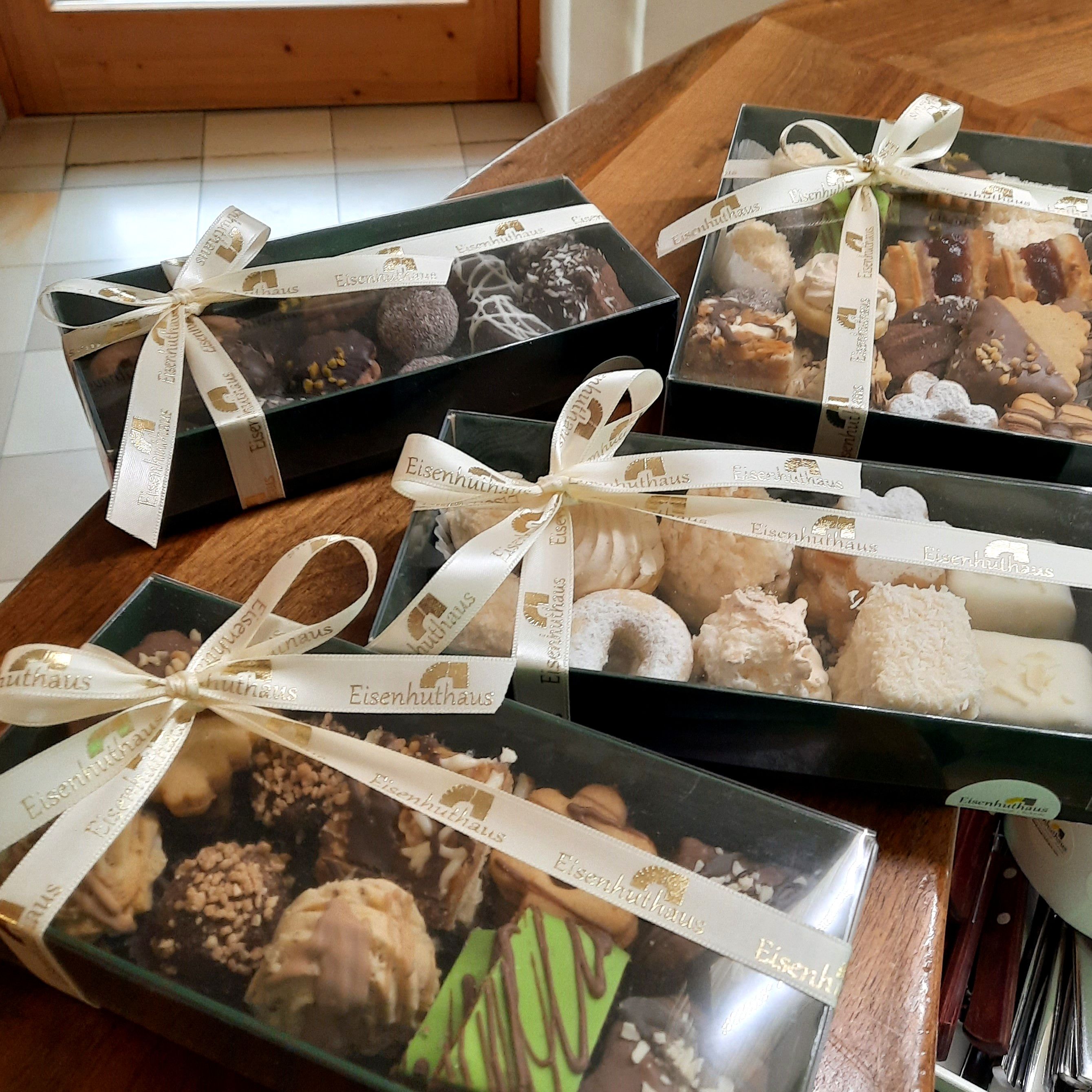 Geschenkboxen mit Weihnachtsgebäck auf einem Tisch.