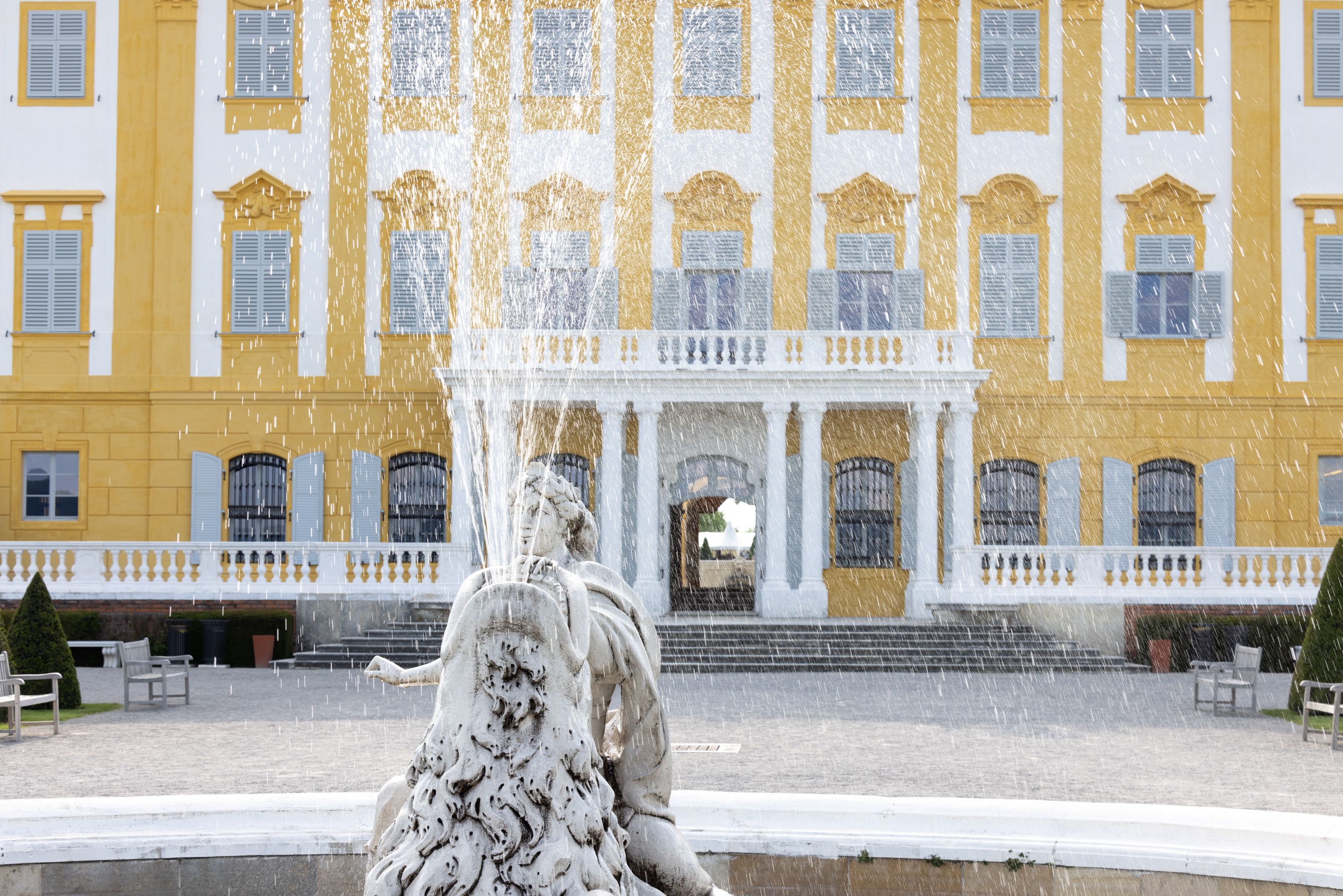 Brunnen vor Schloss Hof