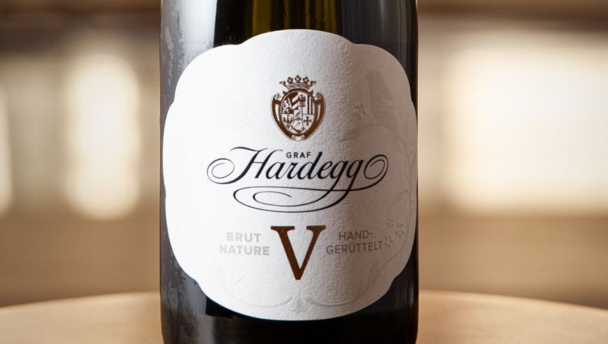 Nahaufnahme einer Flasche Graf Hardegg Viognier Brut Nature mit weißem Etikett.