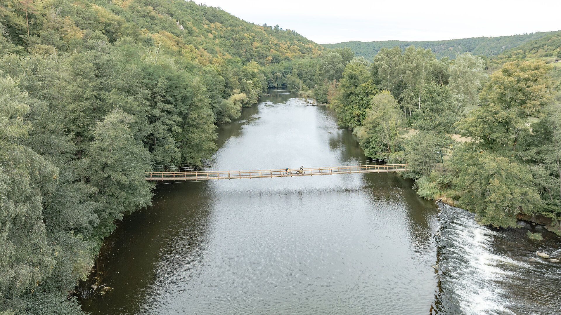 Die sanften Hügel und das glitzernde Wasser des Flusses schaffen eine malerische Kulisse für abenteuerliche Gravelbiketouren. Die Einsiedlerbrücke verbindet die Ufer und lädt Radfahrer ein, die Schönheit der Natur im Nationalpark Thayatal zu erkunden. Hier wird jeder Tritt in die Pedale zu einem unvergesslichen Erlebnis.