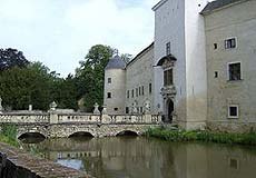 Schloss Niederleis mit Wassergraben und Brücke.