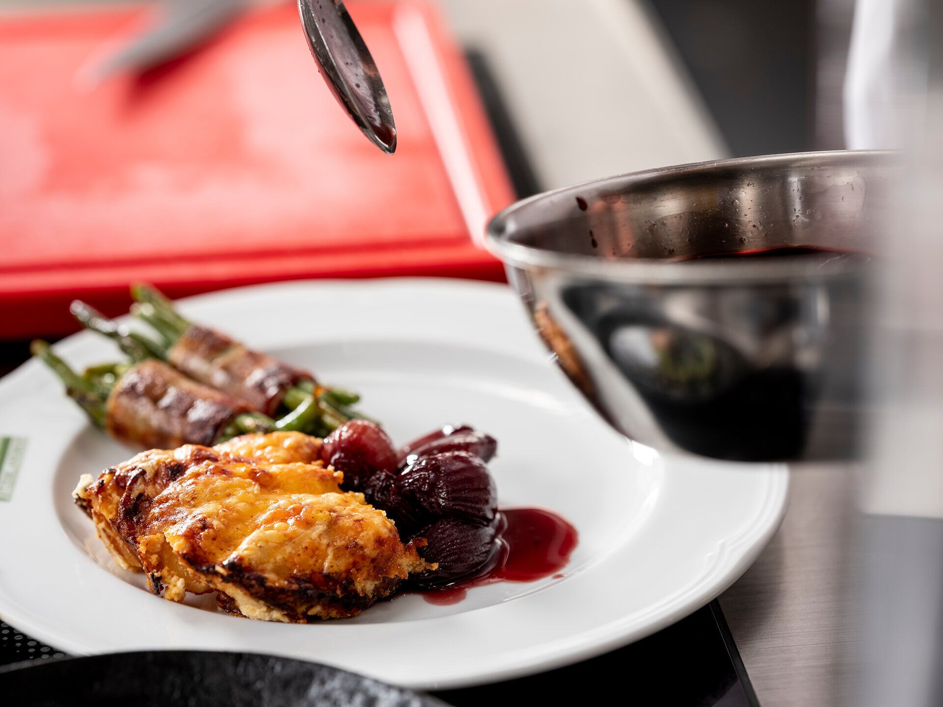 Genießen Sie ein köstliches Hirschrückenfilet, perfekt gegrillt und begleitet von einem cremigen Erdäpfelgratin. Die Rotweinschalotten und Speckbohnen verleihen dem Gericht eine herzhafte Note, während die einladende Atmosphäre des Wirtshauses zum Verweilen einlädt.