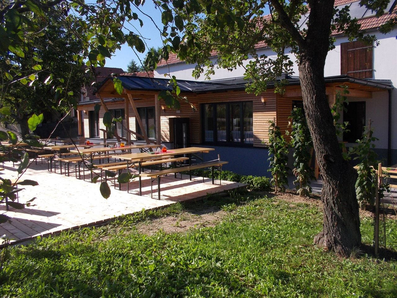 Terrasse des Heurigenlokales Schober in Grübern