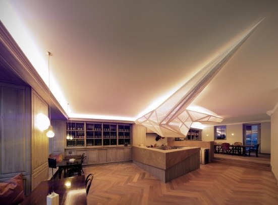 Modernes Interieur eines Salons mit Holzfußboden und stilvoller Beleuchtung.