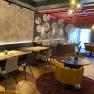 Modernes Restaurant mit stilvoller Einrichtung und dekorativen Elementen an der Wand.