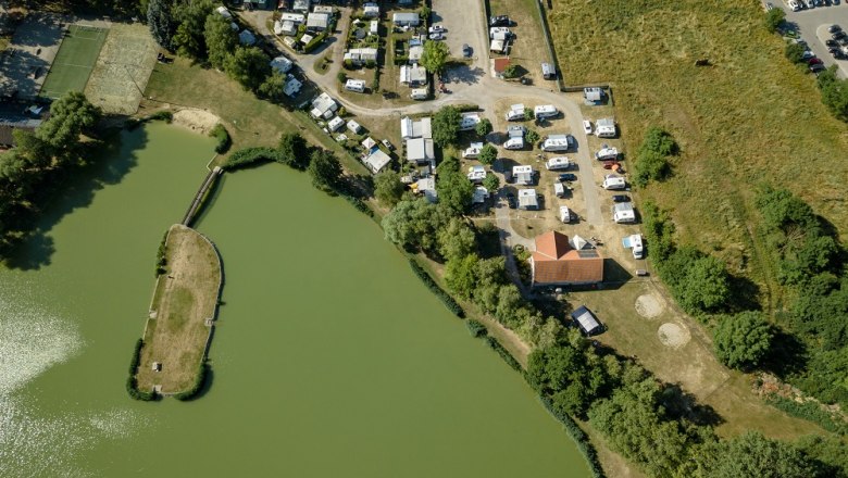 Luftaufnahme eines Badeteichs mit Campingplatz in Poysdorf.