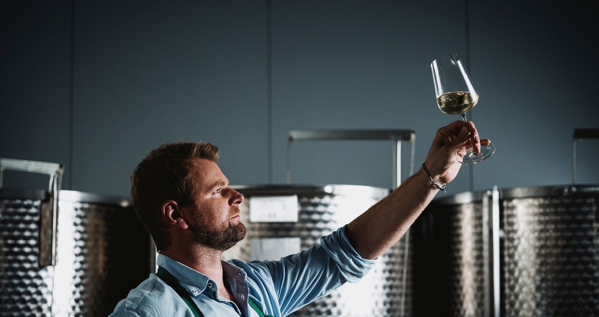 Inmitten der sanften Hügel des Weinviertels genießt ein Winzer den goldenen Herbst mit einem Glas edlen Weins in der Hand. Die Sonne strahlt durch die Weinreben und schafft eine Atmosphäre der Gemütlichkeit und des Genusses. Hier, wo die Trauben reifen, wird jeder Schluck zu einem Fest der Sinne.