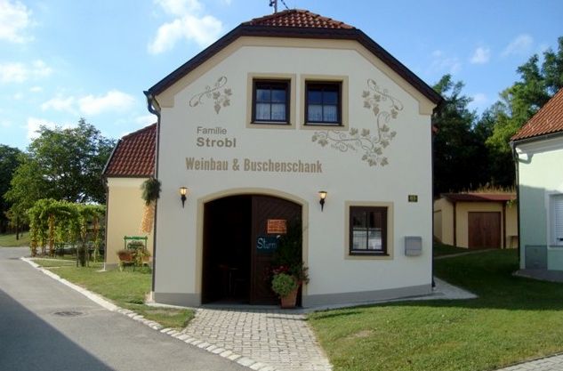 A small building with the inscription 'Familie Strobl Weinbau & Buschenschank (typical tavern)'.