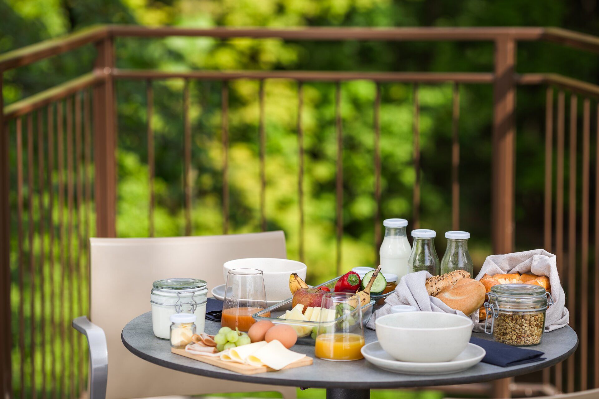 Frühstück auf der Baumhaus-Terrasse