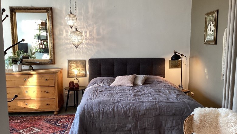 Gemütliches Schlafzimmer mit Doppelbett, Holzmöbeln und orientalischem Teppich.