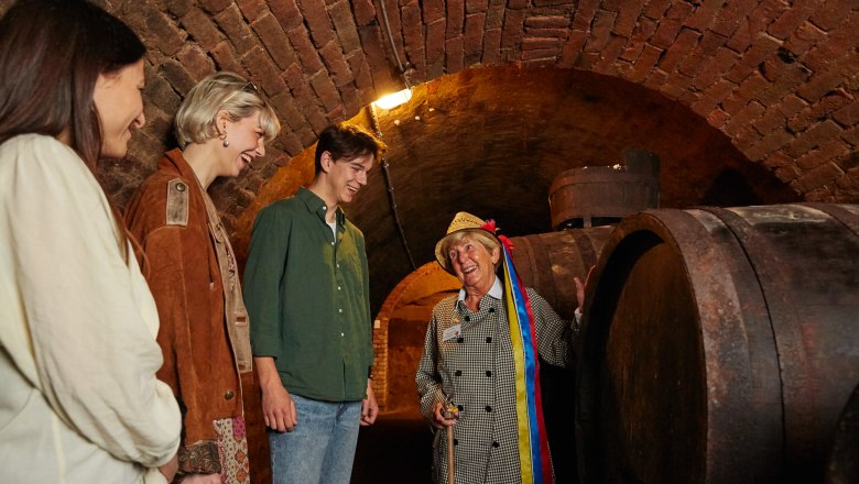 Kellergassenf&uuml;hrung mit Blick in die dunklen Kellerr&ouml;hren , &copy; Weinviertel Tourismus / Michael Liebert