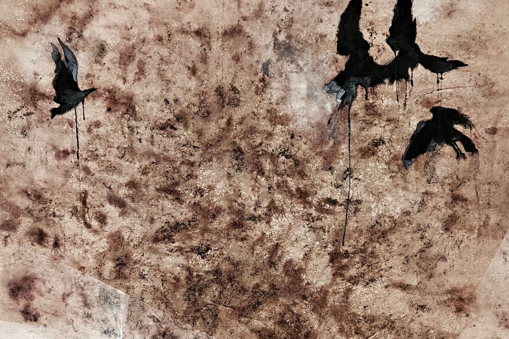 Schwarze Vögle auf einer Leinwand. Die Farbe der Vögel läuft runter.