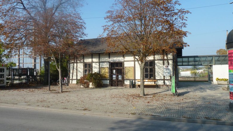 Altes Gebäude des Eisenbahnmuseums Deutsch-Wagram mit Bäumen im Vordergrund.