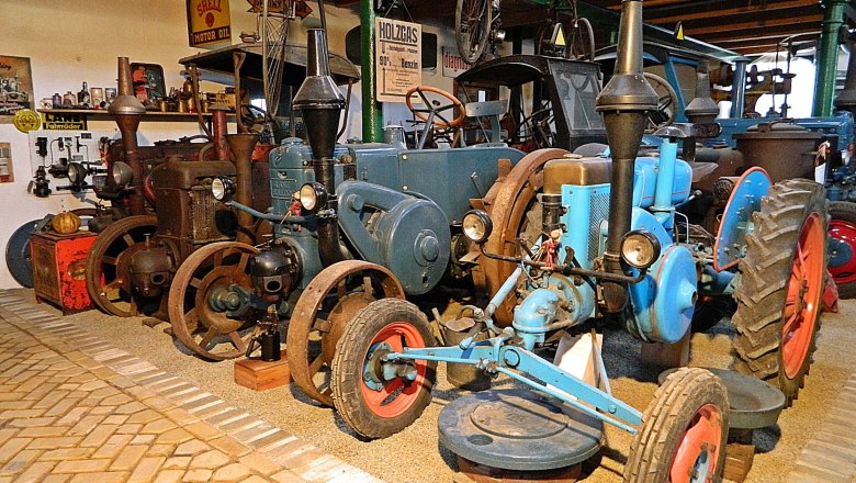 Alte Traktoren in einem Museum ausgestellt.