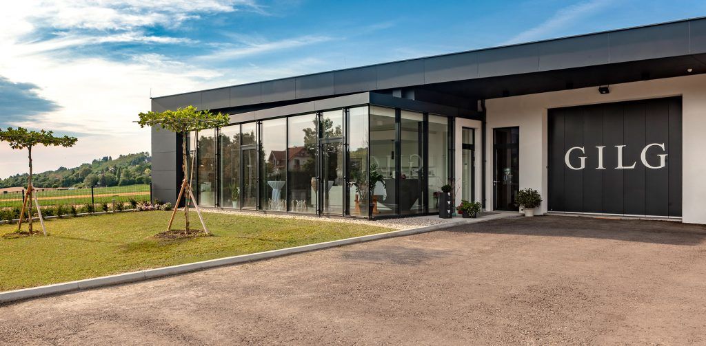 Modernes Gebäude mit Glasfassade und der Aufschrift 'GILG'.