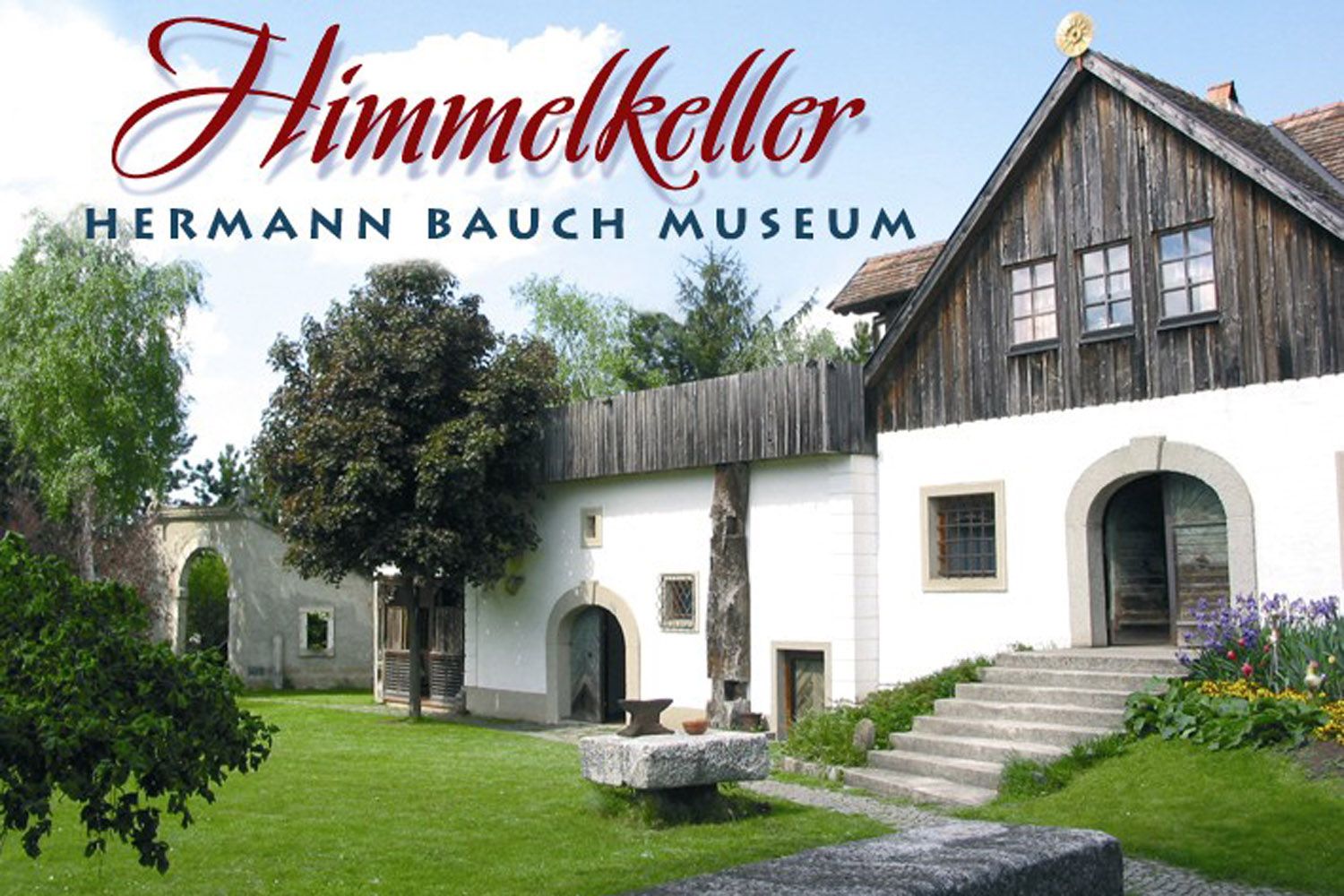 Außenansicht des Hermann Bauch Museums mit Garten und Gebäuden.
