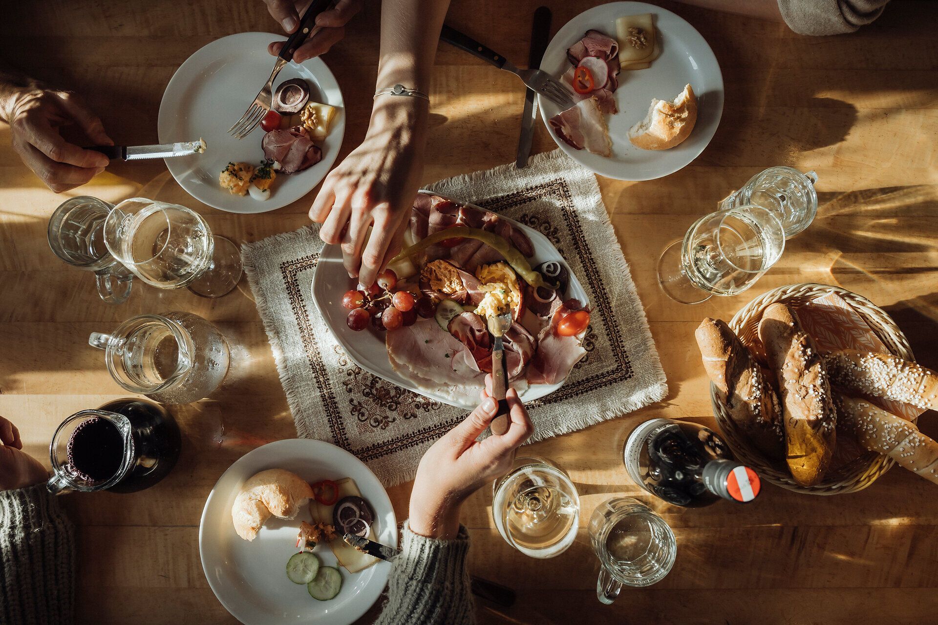 Genießen Sie die gesellige Atmosphäre bei einem traditionellen Heurigenbesuch, wo köstliche Brettljause und erlesene Weine auf Sie warten. Umgeben von der malerischen Weinlandschaft des Weinviertels, lädt dieser Ort dazu ein, die Seele baumeln zu lassen und die regionalen Spezialitäten zu entdecken.