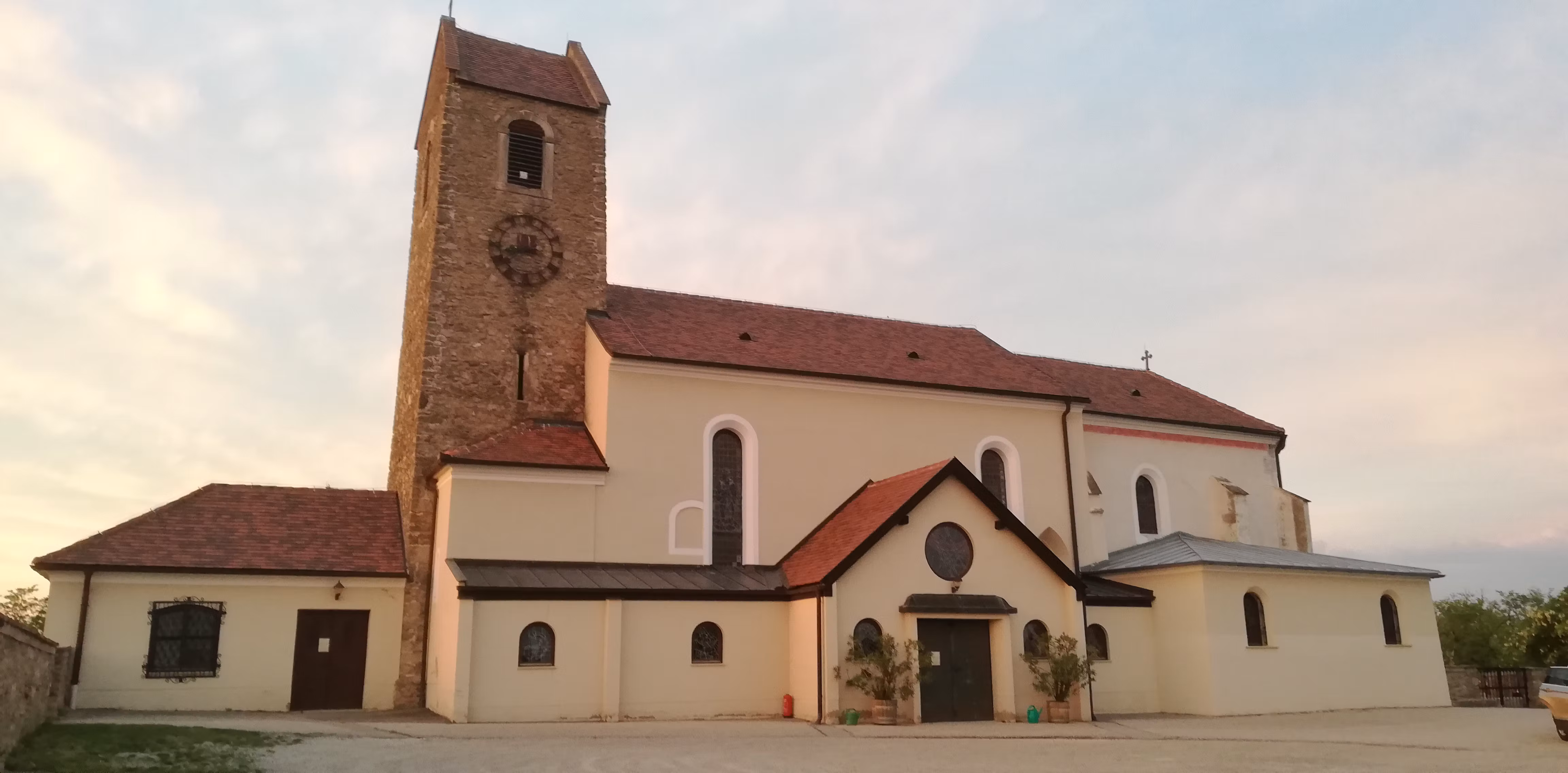 Ehemalige Wehrkirche in Hohenwarth bei Sonnenuntergang.