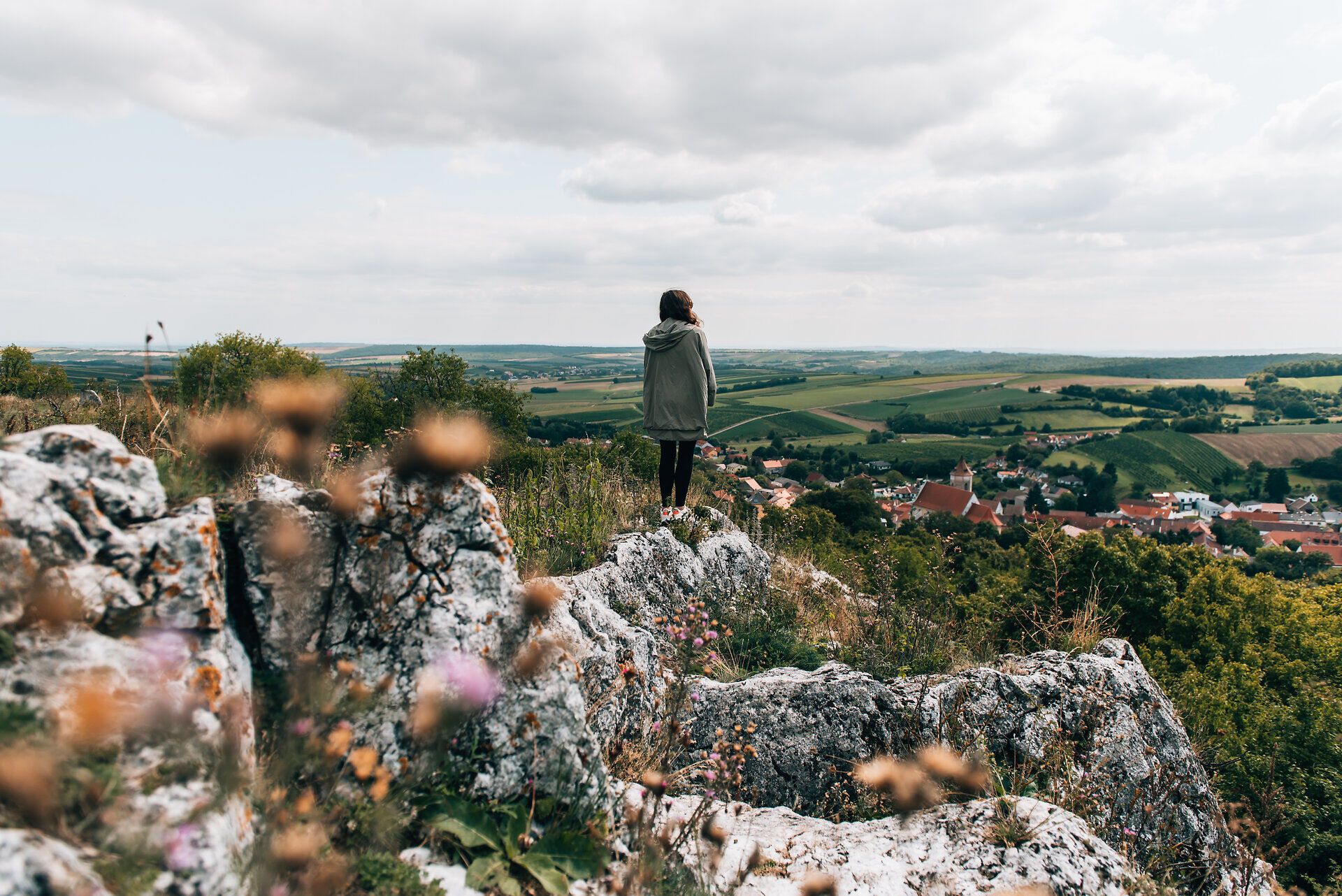Ein sanfter Wind weht über die sanften Hügel, während die Sonne die Landschaft in warmes Licht taucht. Die bunten Wildblumen blühen in voller Pracht und laden dazu ein, die Schönheit der Natur zu genießen. Hier, wo die Weinhänge sich erstrecken, ist der Sommer ein wahres Fest für die Sinne.