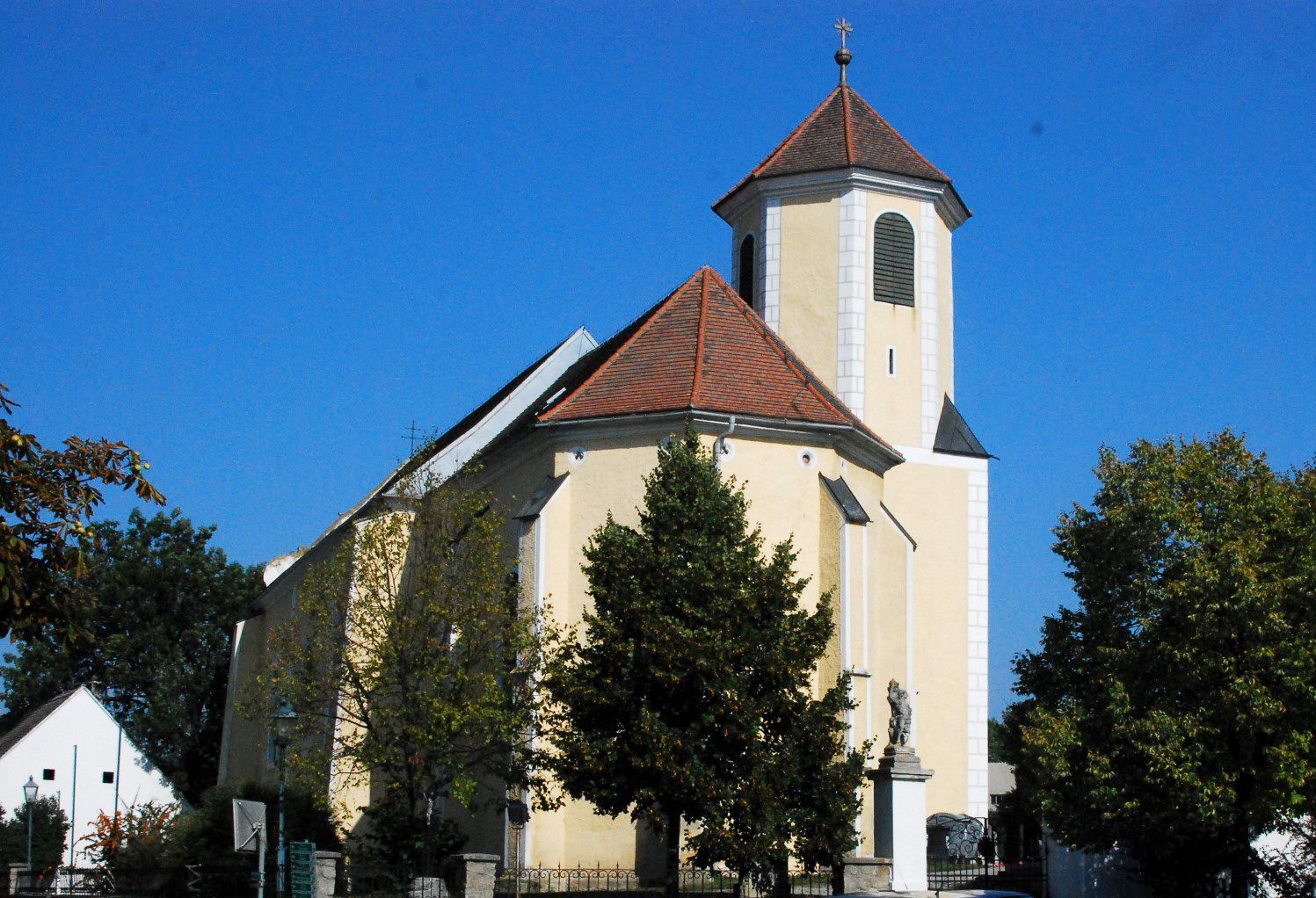 Kirche in Obermarkersdorf mit blauem Himmel im Hintergrund.