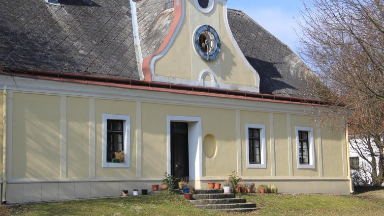 Historisches Gebäude mit gelber Fassade und Dachgaube in Groß Schweinbarth.