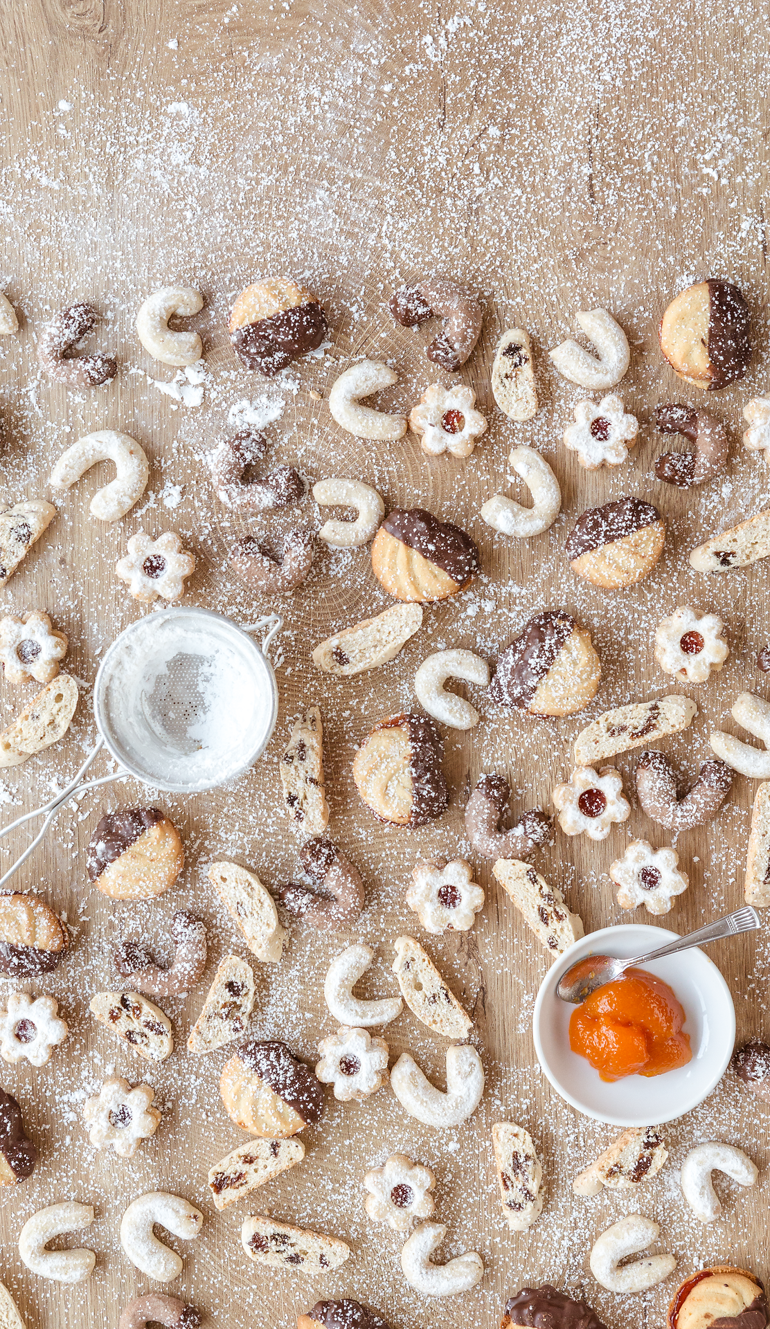 Eine verführerische Auswahl an frisch gebackenem Gebäck und süßen Leckereien breitet sich auf dem Tisch aus. Puderzucker bestäubt die Köstlichkeiten und verleiht ihnen einen Hauch von Eleganz, während die bunten Marmeladen und Füllungen die Sinne anregen. Hier wird die Tradition der Weinviertler Backkunst lebendig und lädt zum Genießen ein.