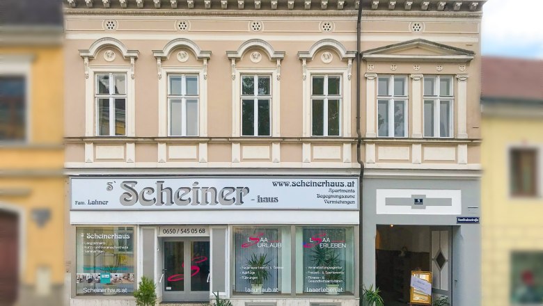 Fassade eines zweistöckigen Gebäudes mit dem Schriftzug 'Scheinerhaus'.