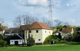 Ländliche Szene mit Häusern und Strommast im Weinviertel.