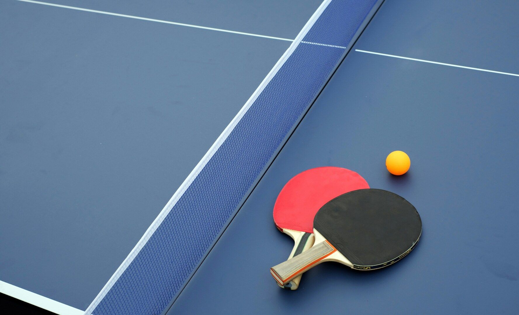Tischtennistisch mit Schlägern und Ball