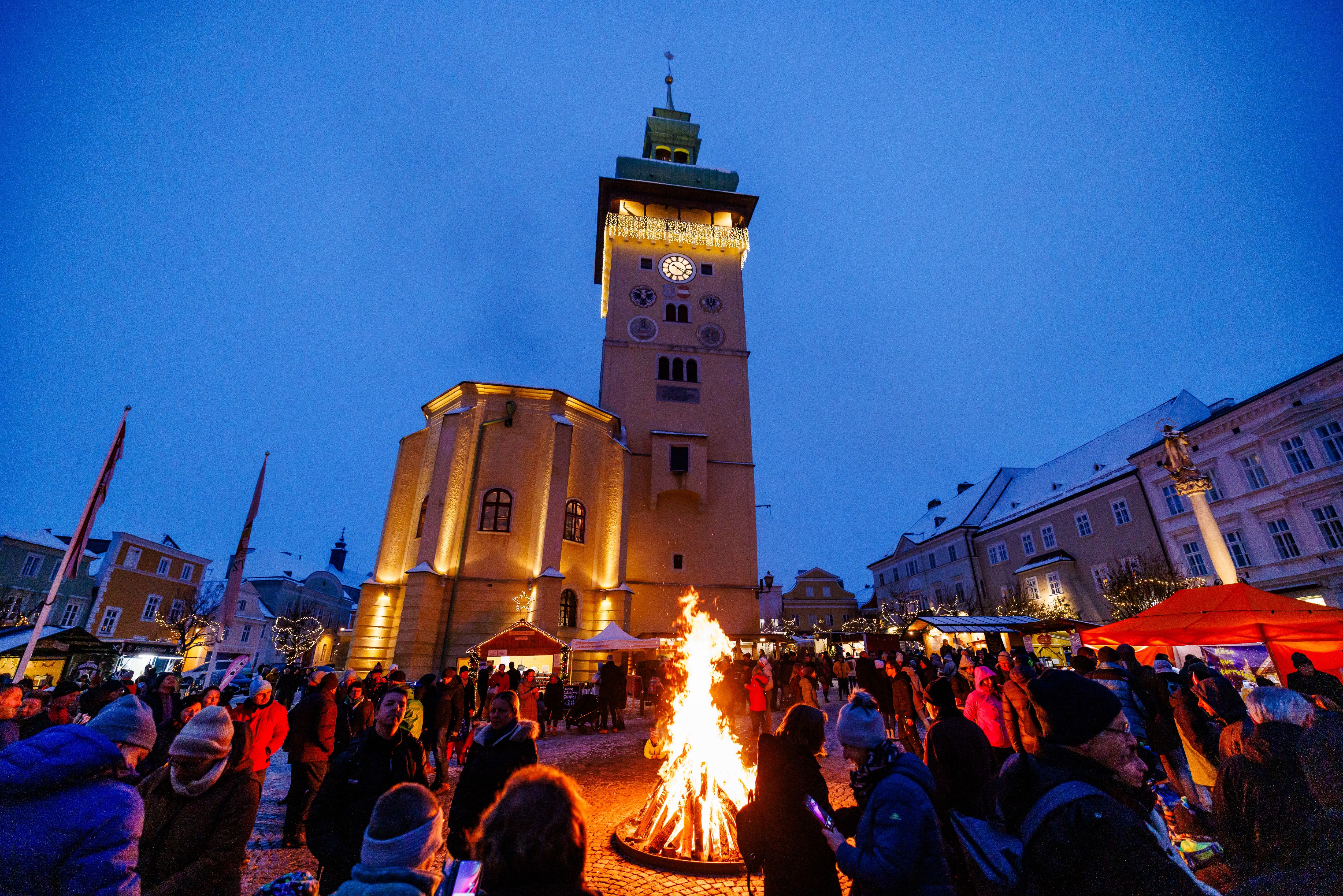 Lagerfeuer am Retzer Adventmarkt vorm Rathausturm