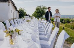 Inmitten der sanften Hügel des Weinviertels erstreckt sich eine festlich gedeckte Tafel, umgeben von üppigen Weinreben. Die warme Sonne taucht die Szenerie in ein goldenes Licht und lädt dazu ein, die kulinarischen Köstlichkeiten der Region zu genießen. Ein perfekter Ort für gesellige Stunden und unvergessliche Erlebnisse.